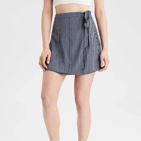 AMERICAN EAGLE Blue And Gray Striped Wrap Mini Skirt Size Small - Picture 1 of 10